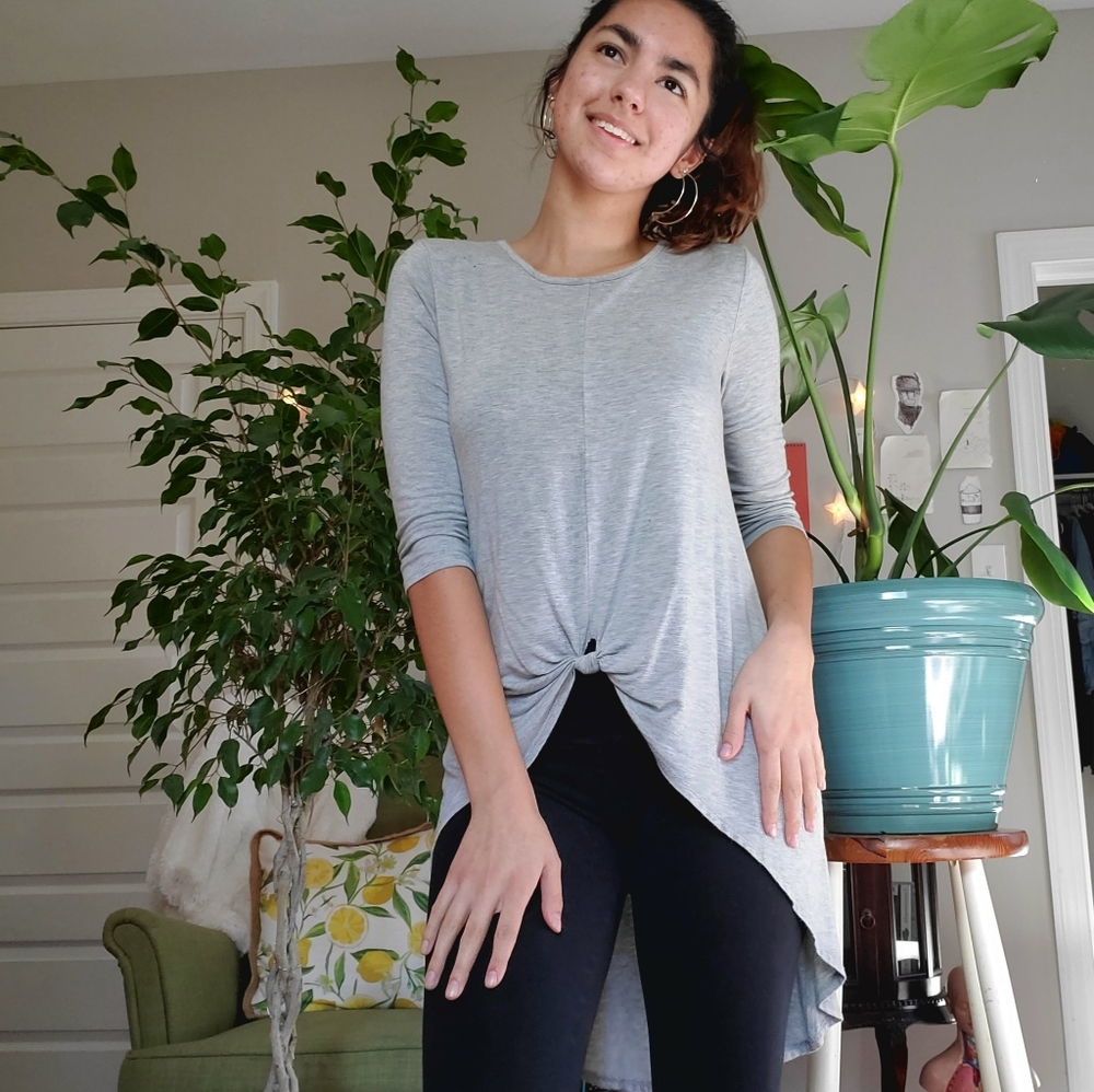 grey top